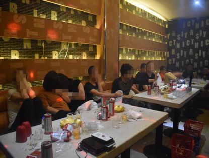 乐极生悲ktv里十几名男女乱作一团警方当场带走18人