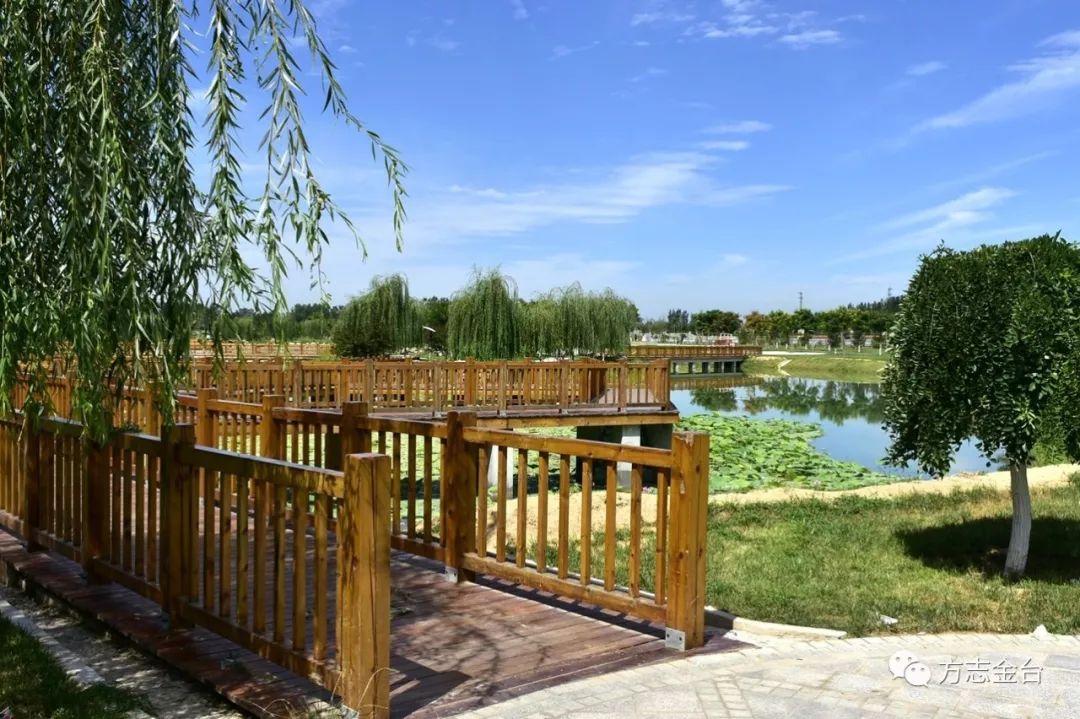 明湖全景/温德军摄明湖公园是定兴县第二个大型综合性公园,是2016年