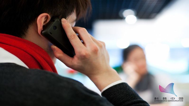 常用右耳接打电话真会损伤到大脑