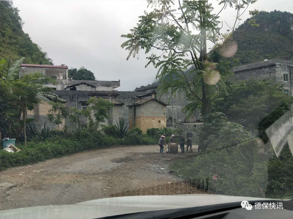 德保雨毀路爛難行敬德鎮村民自發修補道路