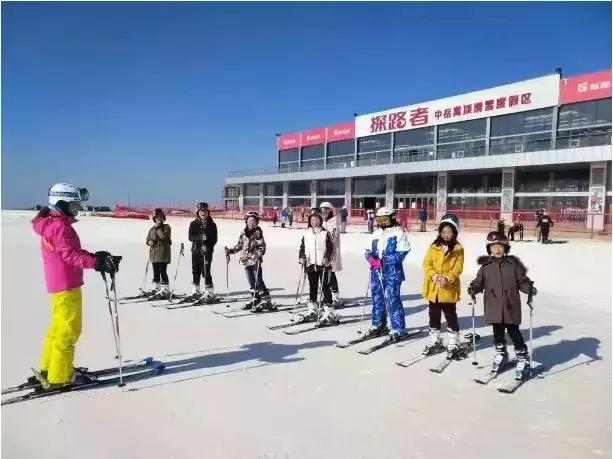 是探路者嵩顶滑雪场在巩义,冬天有一种户外活动是竹林长寿山的红叶节