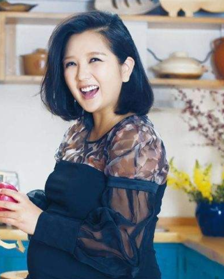 原创百万修图师何洁被粉丝偶遇为养三个孩子素颜出街身材发福