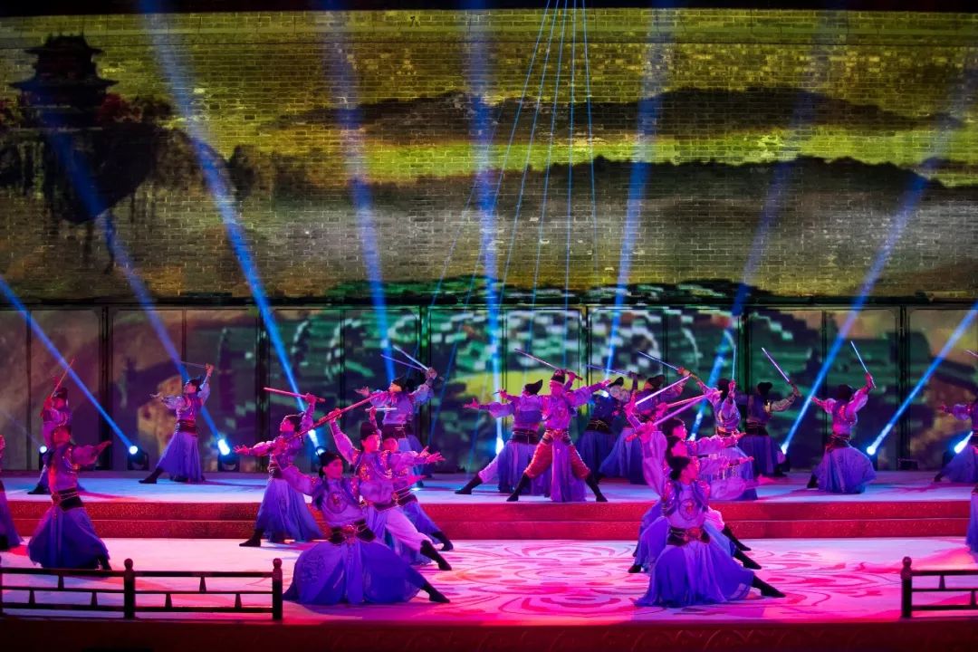 古人用"玉貌锦衣"四字来赞美唐代剑舞表演的佼佼者公孙大娘.