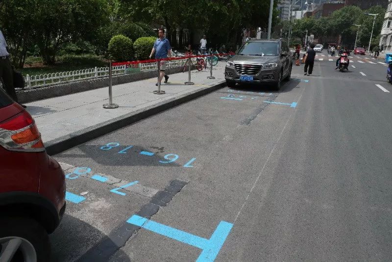 近日,在華夏未來藝術小學門前的圍堤道路段施劃了多個藍色限時停車位