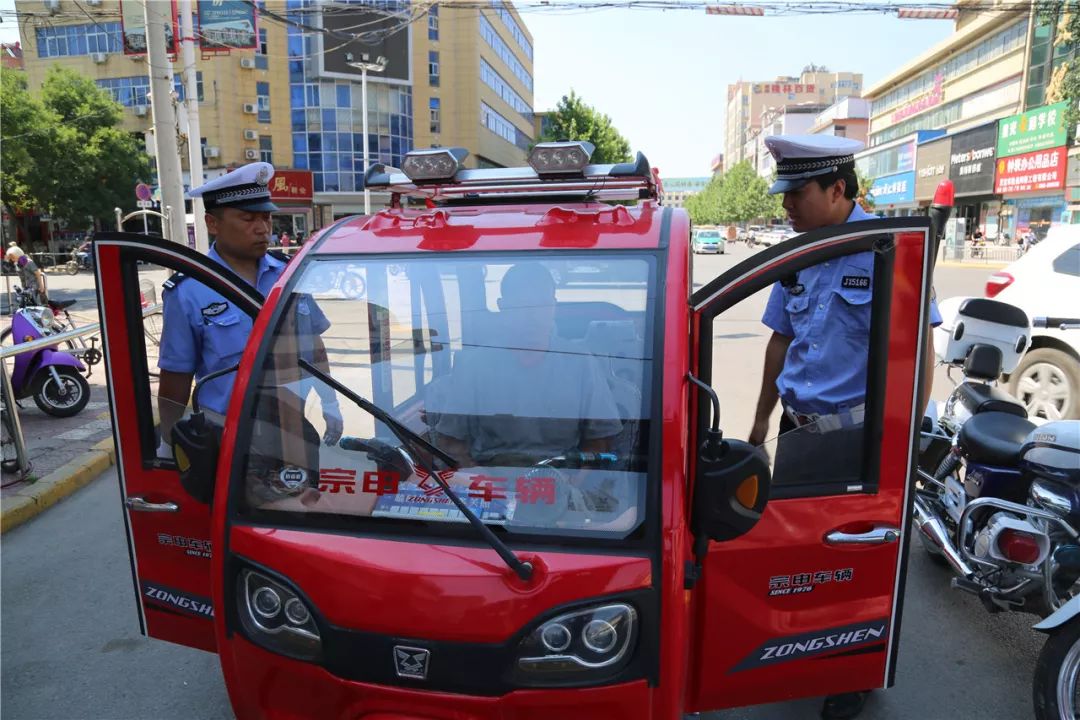 靈寶交警將加大力度對農用三輪車及三輪摩托車載人違法亂象進行治理