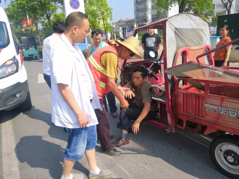 潜山:环卫工人路遇车祸出手救人 凡人善举温暖人心