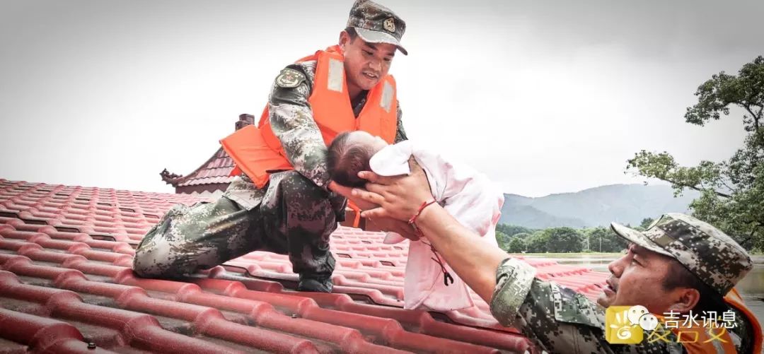 吉水文峰鎮抗洪的感人故事抱著你我感受到生命的重量