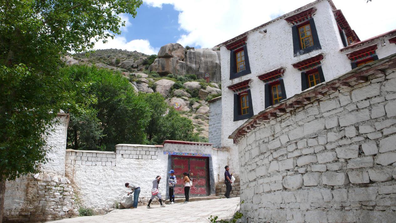 寺内主要建筑有措钦大殿,阿巴扎仓(密宗学院,吉扎仓(显宗学院,麦