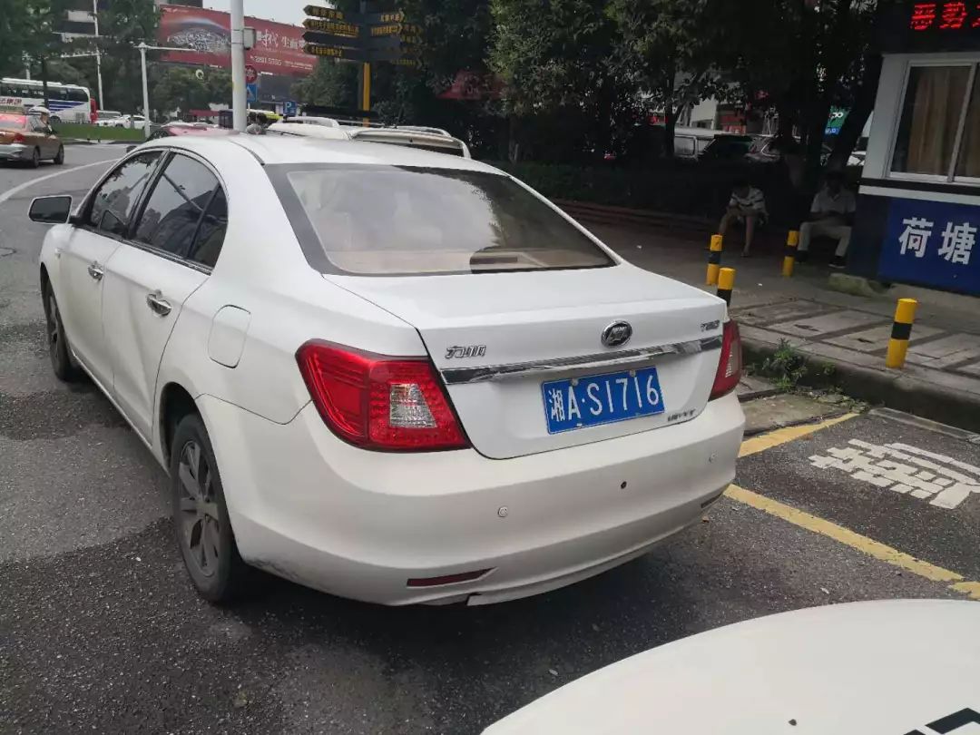 6月11号上午,荷塘交警大队第二执勤中队接到指挥中心预警称,一辆湘a