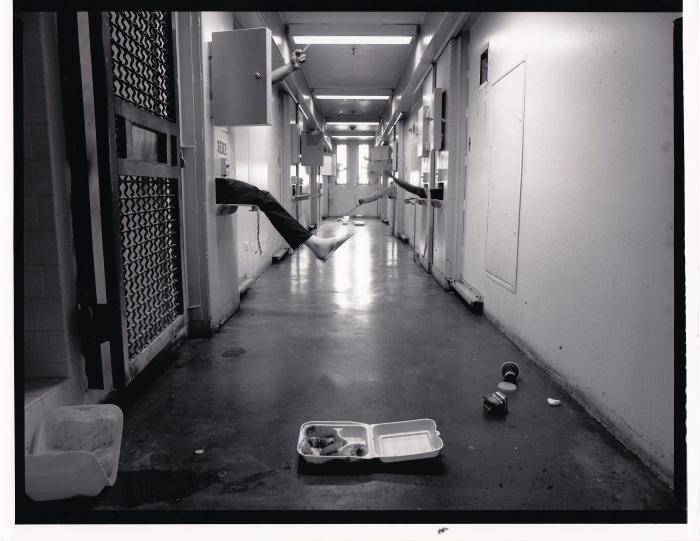 男子狱中服刑 妻子却在3年内连生2个娃,都是亲生的
