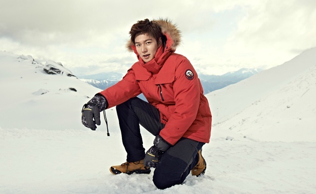 红衣的李敏镐气质散发,无论是正装还是休闲装或者羽绒都完美