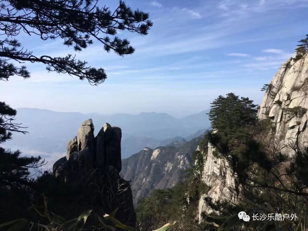 06:00起床,出發前往英山大別山景區,途中早餐a線:8:30出發遊覽費日安