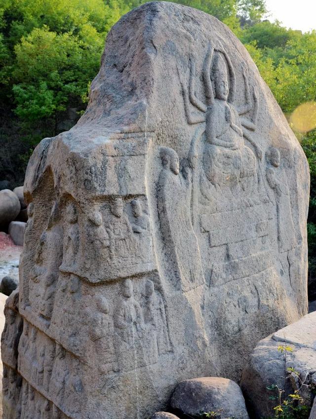 南阳有两块大石头上刻满了佛像当地村民求雨很灵验