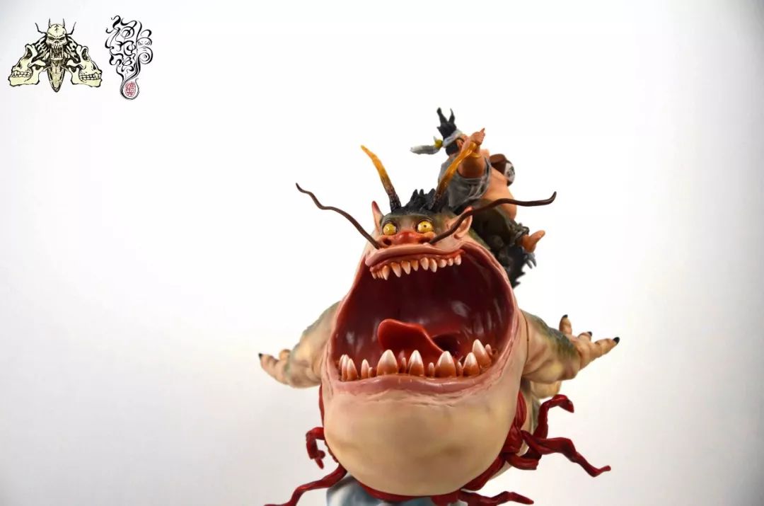 出来的就是一个抱着酒埕的醉汉杜康躺坐于一只张开血盘大口的怪物身上