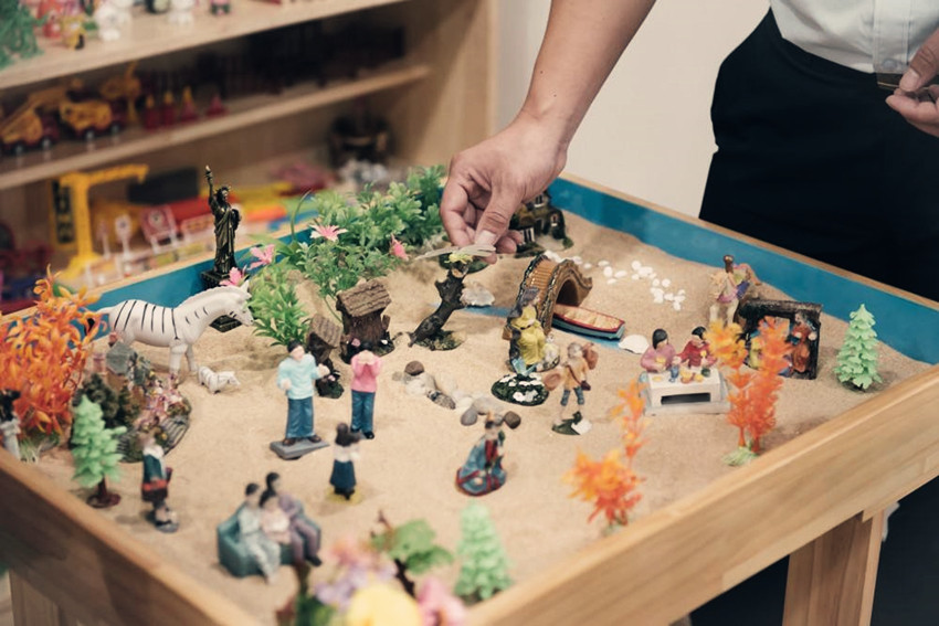 沙盘游戏解决小学生经常说不想活的心理问题