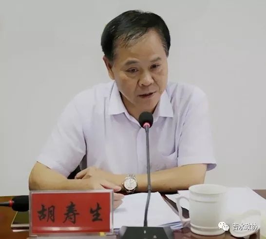 会上,井冈山经贸学校党委书记,县教体局局长李文俊代表县教育体育局