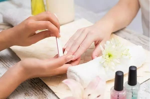 孕妇可以涂指甲油,去美甲店修甲吗?_妈妈