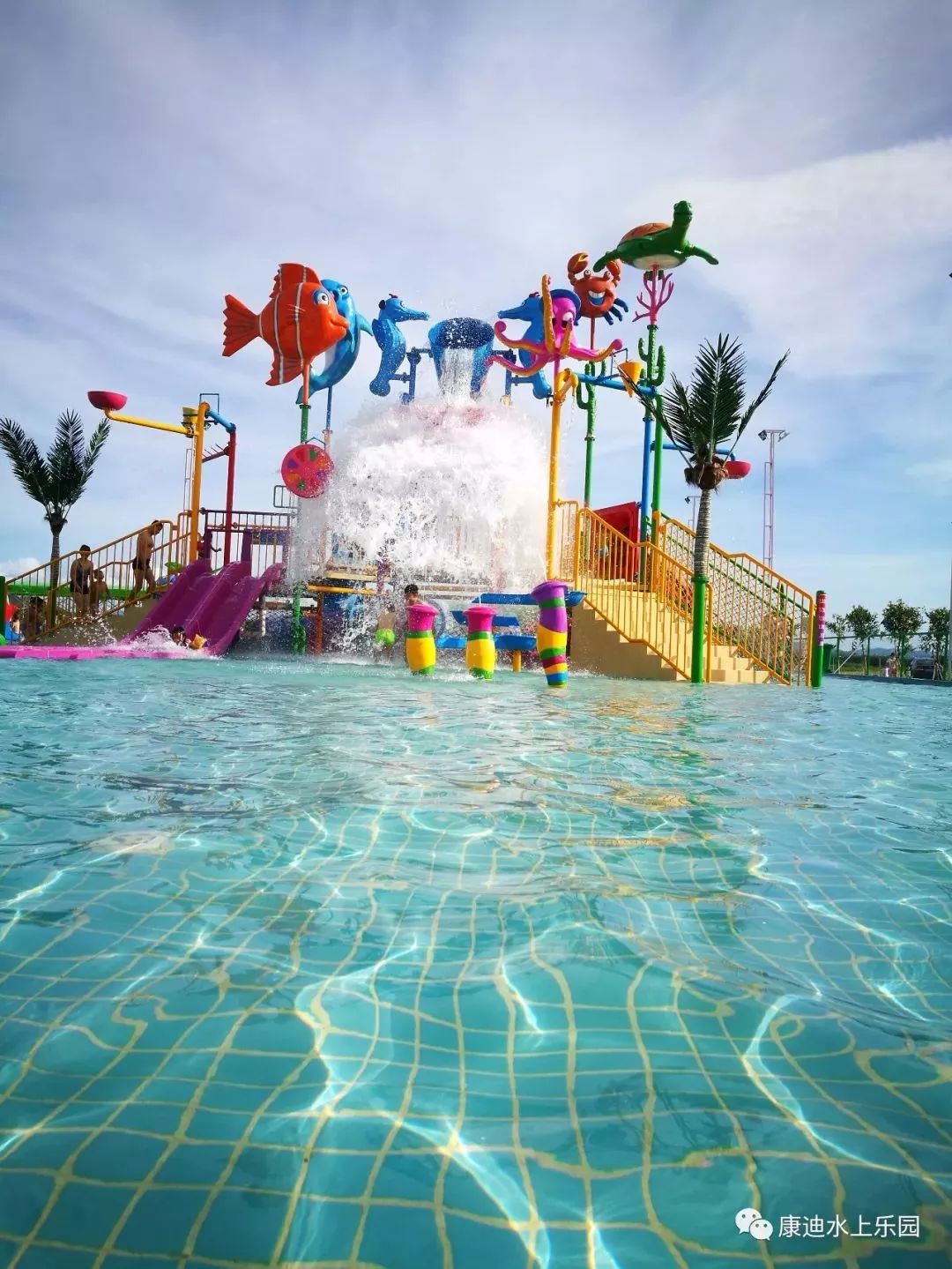 特惠门票疯狂抢4000㎡超大游泳池彩虹滑道互动水寨等你来嗨