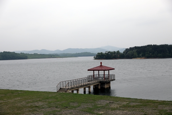 風景如畫的鶯河一庫如今,在宜城大地,一條條縱橫相連的排灌網,像一串