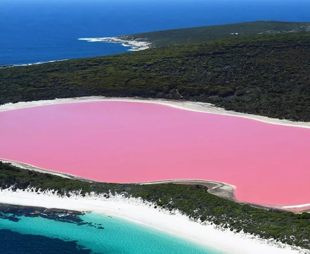 早餐后,乘车前往萨夫兰布鲁,途中游览图兹湖(不少于10分钟).