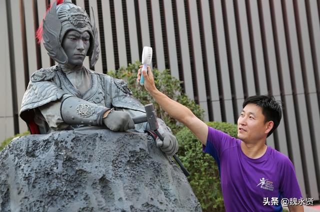 1/ 12 "石头哥,你笑一个,我们是专程来看笑场的.