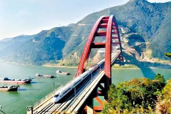 汽车短驳至三水西铁路货场,再通过铁路货运班列开往云南王家营西站