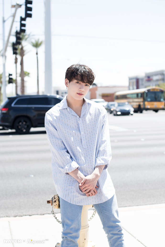 "防弹少年团"柾国街拍时刻:现在,心动时间,走起!