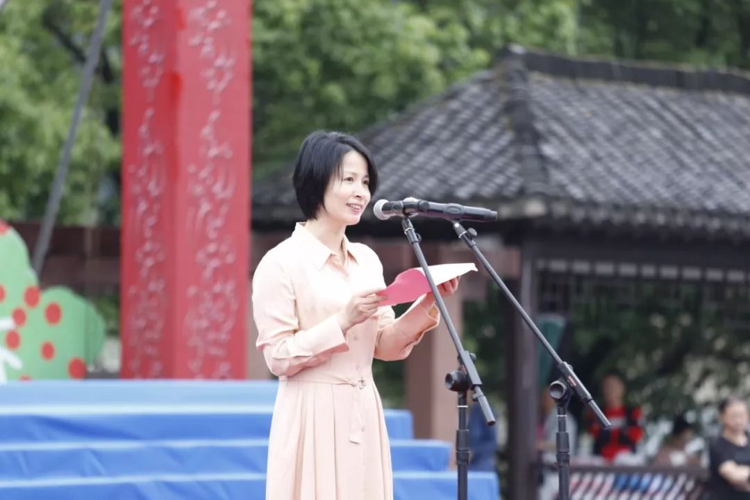 慈溪市市委常委,宣传部长 华红今天上午,一年一度的慈溪杨梅节暨