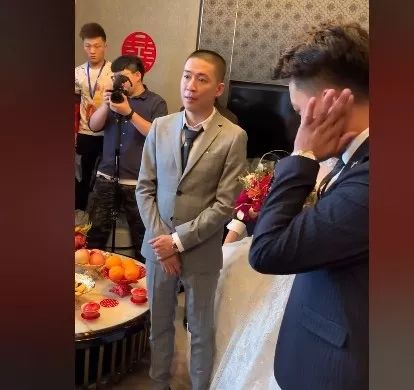 太有排面了刘一手超豪华大婚车队亮相源佑手同台高歌