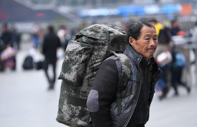 靠打工养家糊口的农民工都回农村了,城市请给他们多一些关爱!