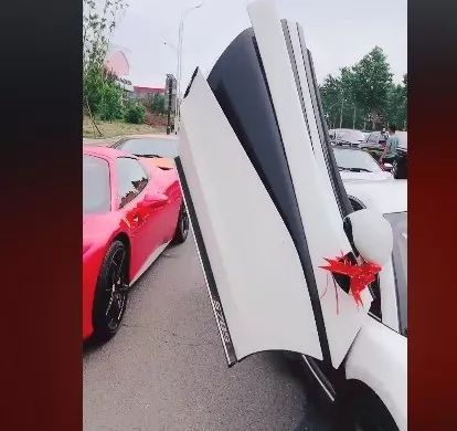 太有排面了刘一手超豪华大婚车队亮相源佑手同台高歌