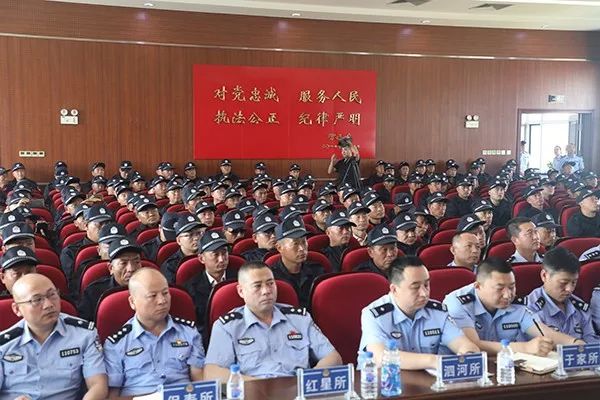 会上,榆树市公安局张亚东副局长解读了《榆树市关于加强村级治保主任