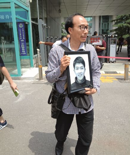 同学周凯旋的"接风宴"上,中科院信息工程研究所硕士研究生谢雕身中8刀