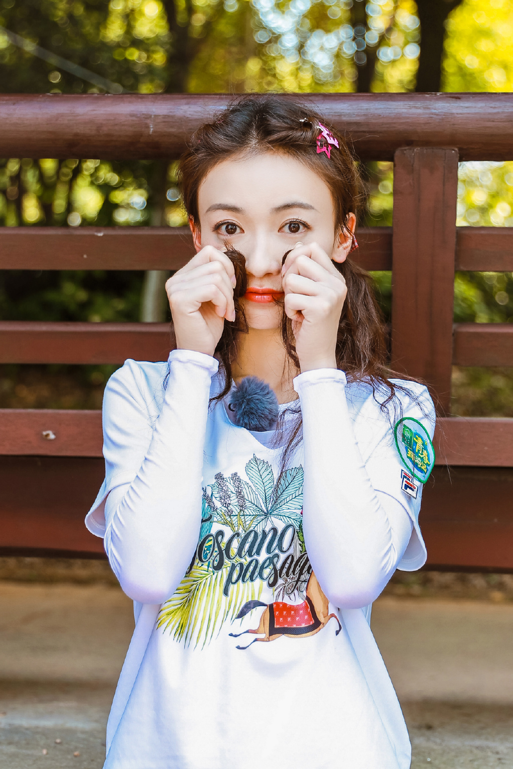 女演员吴谨言青春俏丽可人写真