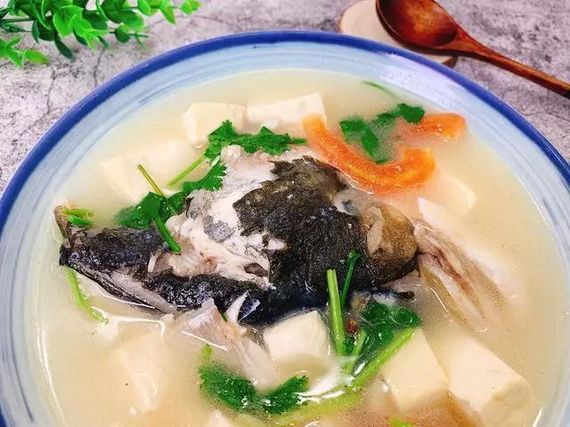 湯才會白,所以魚頭上的肉也很柴,其實煮魚頭豆腐湯,除了加料酒