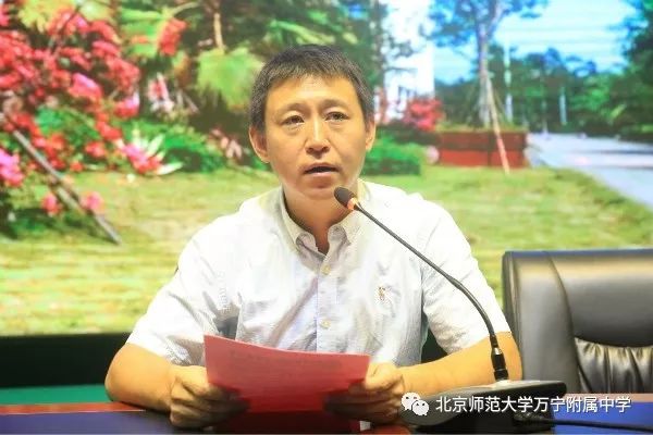 本次典礼由何志杰主任主持.——我校举行20