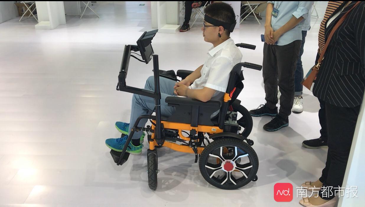 人工智能医疗黑科技亮相全国双创周脑电信号可控制轮椅移动