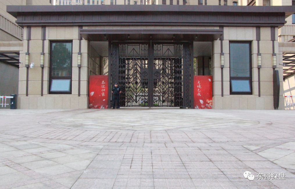 汽车入库口就在大门侧面,实现人车分流.