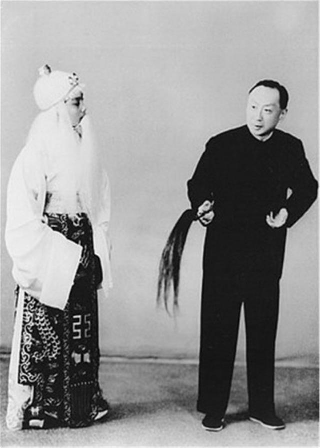 尚小云怀抱出生一百天的尚长荣马连良与弟子张学津