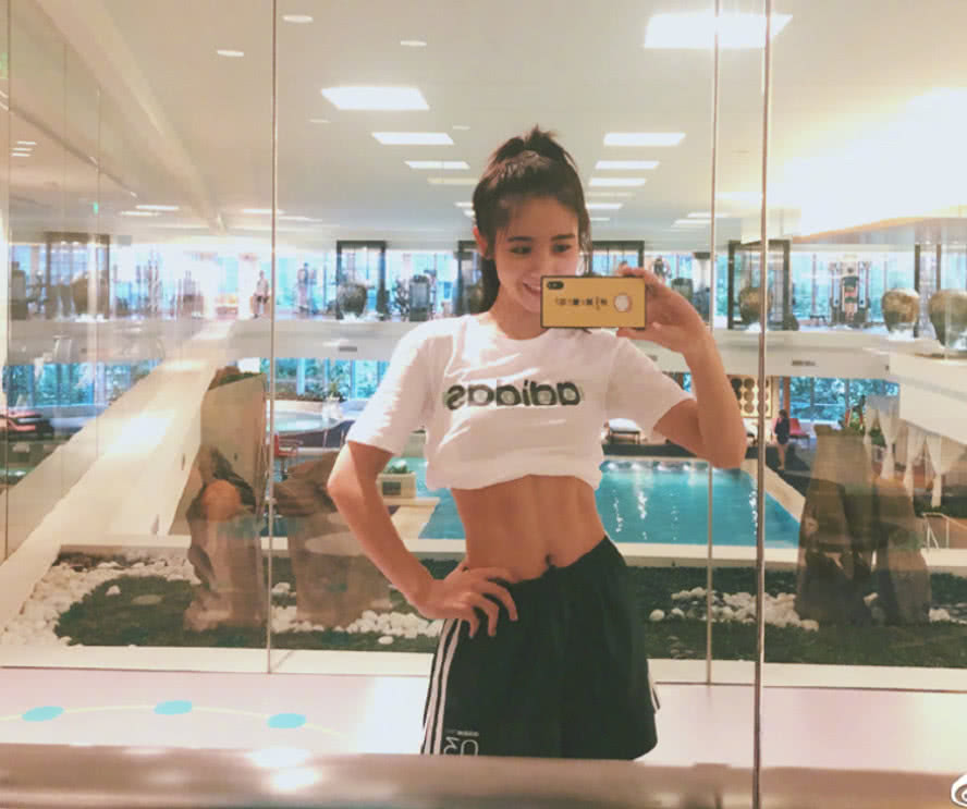 邢菲深夜晒素颜健身照,当她掀起衣服的那一刻,网友集体沸腾!