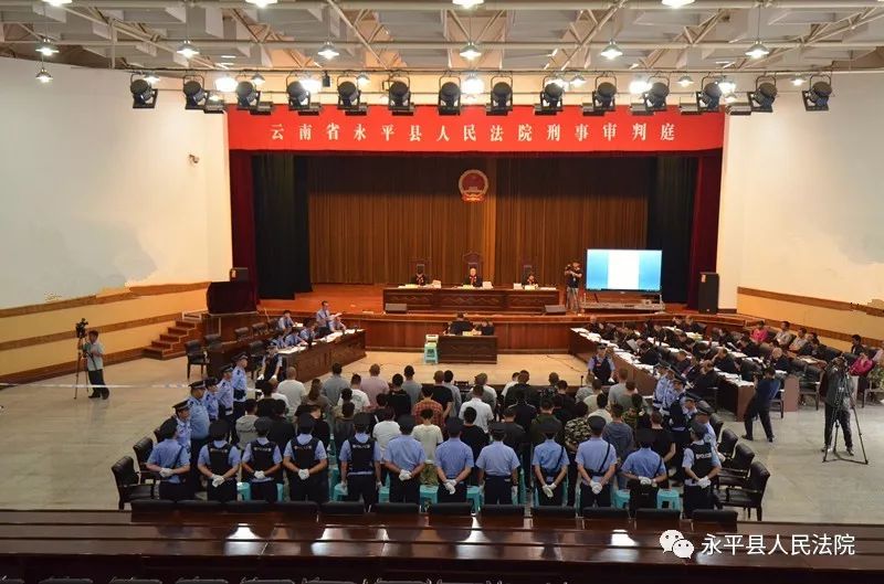 扫黑除恶永平法院公开审理42人涉黑案被告人被控实施聚众斗殴敲诈勒索