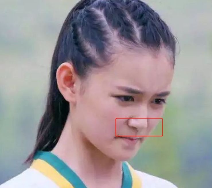 其他骨头越长越大,而这块骨头却不长,慢慢地这里就会有一种凹进去的