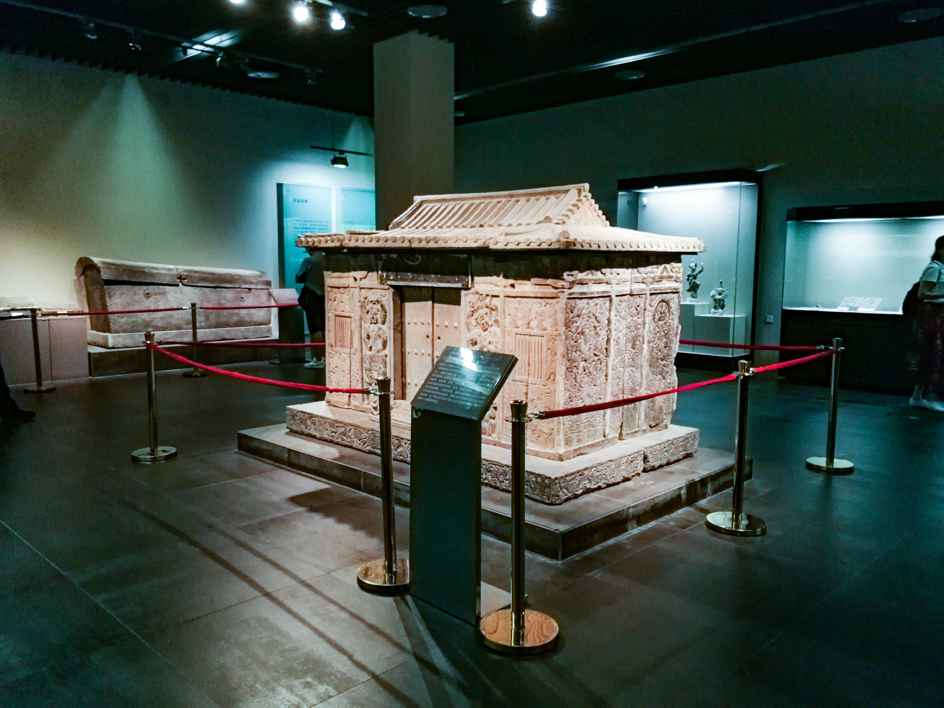 原创距今一千四百年重四千斤的夫妻合葬石椁是西安博物馆的镇馆之宝