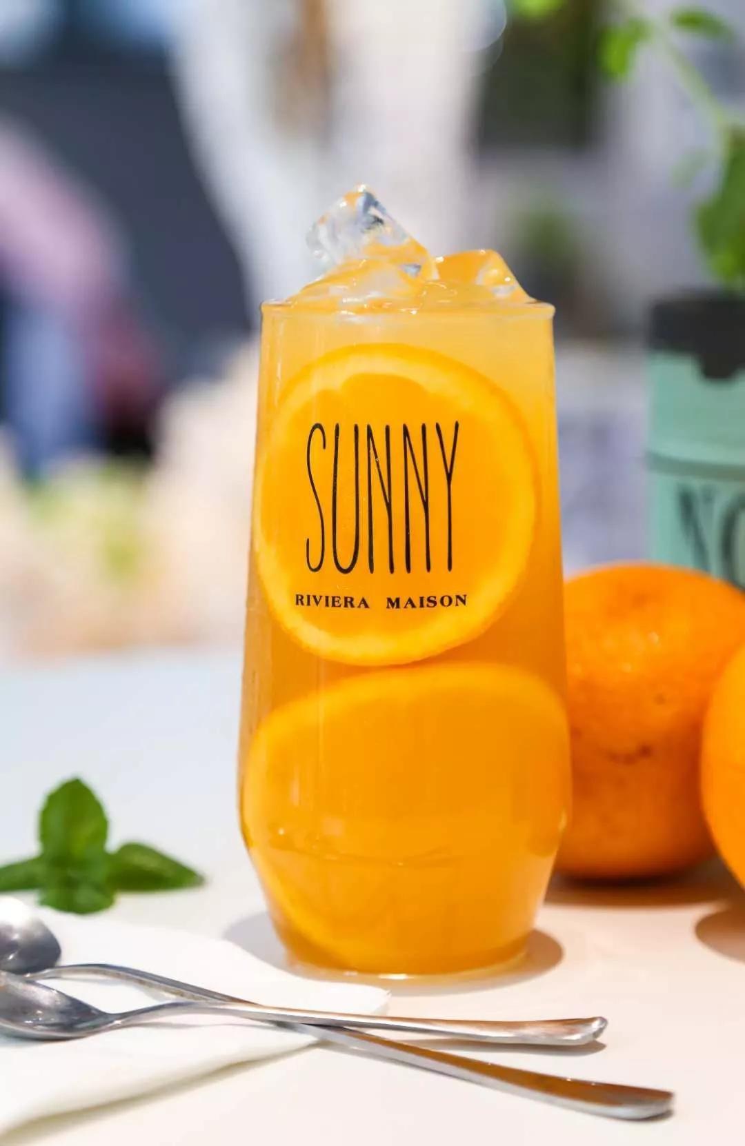 带有冲击力的冰爽口感在舌尖蔓延气泡丰富的苏打水刺激你的神经跟味蕾