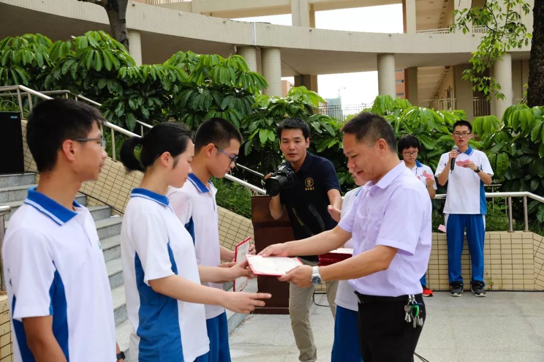 馮錦霞副校長與陳飛揚副校長給高三年級管理委員會優秀學生幹部頒獎譚