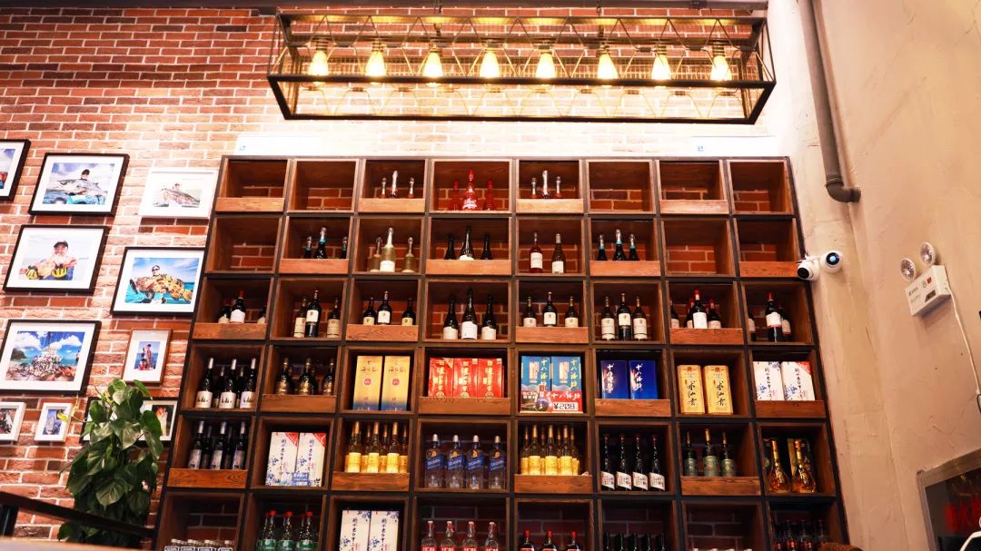 与以往烧烤店的市井气息大相径庭的是:琳琅满目的酒柜,温暖朦胧的灯光