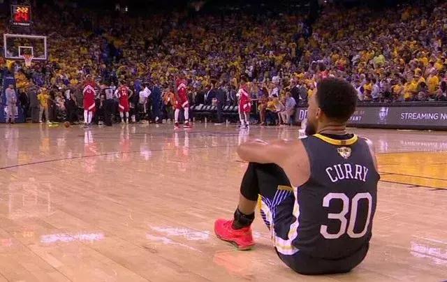 克莱受伤的瞬间谁注意到库里的表情和动作背后的意味太多了