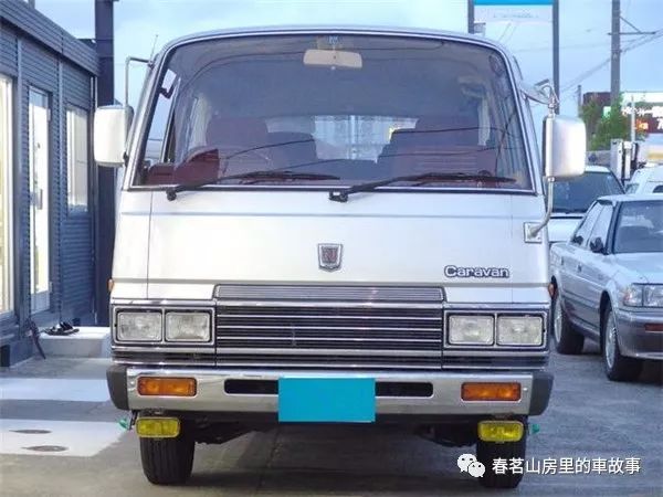 1985年的日产佳奔面包车变身"超级大床房"!