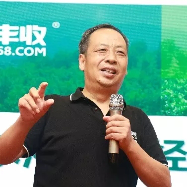 张海清,中国农科院农业资源与区划学会理事长王道龙出席会议并致辞