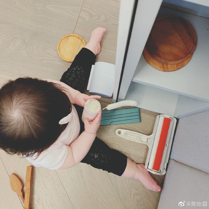 薰衣草女神陈怡蓉晒女儿萌照,小手臂胖嘟嘟可爱满分!_宝宝